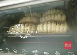 Illustration of how to make meat floss bread 10