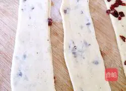 Illustration of how to make cranberry hand-torn bread 4