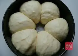 Illustration of how to make bread flowers 10