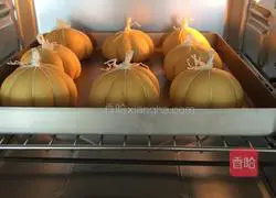 Illustration of how to make pumpkin bread with red bean paste 18