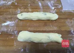 Illustration of how to make raisin and coconut bread 7