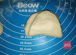 Illustration of how to make love honey bean buns 6