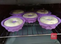 Illustration of how to make colorful bagels 13