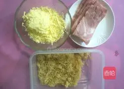 Illustration of how to make bacon, cheese and meat floss breadsticks 2