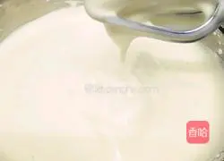 Man Illustration of how to make cranberry muffin cups 3