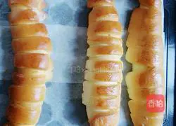 Illustration of how to make mulberry jam bread 18