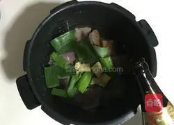 Illustration of how to stir-fry pork floss in a bread machine 4