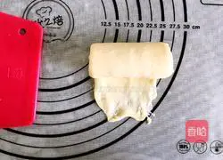 Illustration of how to make cheese and bacon rolls 6