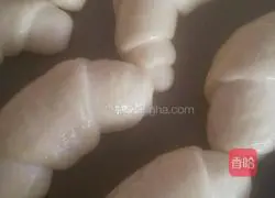 Illustration of how to make croissants 12