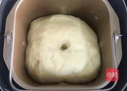 Illustration of how to make seaweed and meat floss bread 3