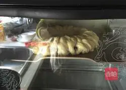 Illustration of how to make honey bean garland bread 11