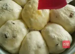 Illustration of how to make raisin flower bread 12