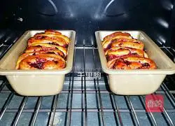 Illustration of how to make blueberry jam bread rolls 11