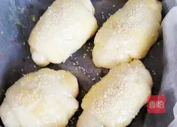 Illustration of how to make crispy bread rolls 12