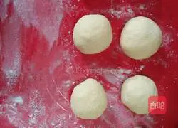Illustration of how to make raisin bread rolls 6