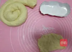 Illustration of how to make pineapple jam bread 3