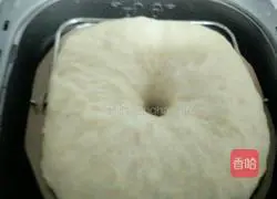 Illustration of how to make bacon, ham and cheese bread 3