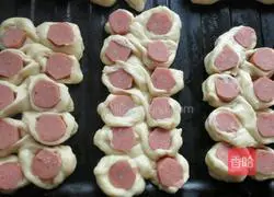 Illustration of how to make ham bread 12