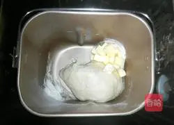 Illustration of making caterpillar meat floss bread 4