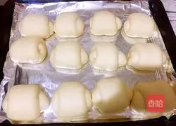 Illustration of how to make classic buns 14