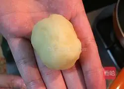 Illustration of how to make salad mashed potato balls 5