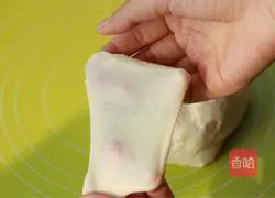 Illustration of how to make onion-flavored pork floss rolls 3