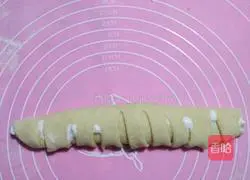 Illustration of how to make caterpillar bread 8