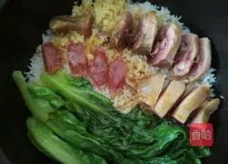 Illustration of how to make preserved claypot rice 7