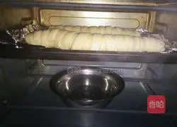 Illustration of how to make caterpillar bread 9