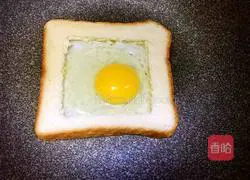 Illustration of how to make breakfast egg and cheese bread 5