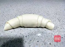 Illustration of how to make croissants 10