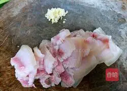 Illustration of how to make garlic twice-cooked pork 2