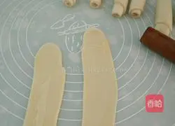 Illustration of how to make meat floss cake 11