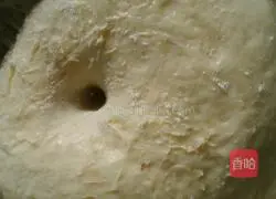 Illustration of how to make raisin flower bread 5