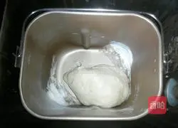 Illustration of making caterpillar meat floss bread 3