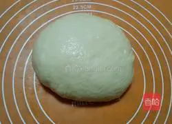 Illustration of how to make a bear squeeze bread 3