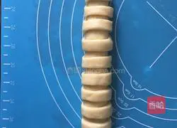 Illustration of how to make caterpillar bread 16