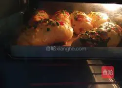 Illustration of how to make scallion, meat floss, ham and cheese bread 17