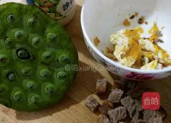 Illustration of how to make fried lotus seeds and eggs with bread crumbs 1