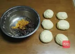 Illustration of how to make handmade meat floss and red bean filling bread 4