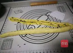 Illustration of how to make black currant and coconut wreath bread 13