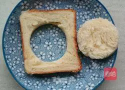 Illustration of how to make egg fried bread 1