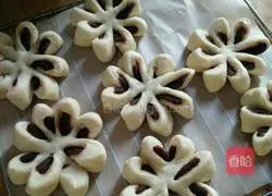 Plum blossom-shaped bean paste bread (bread machine version) ) Illustration 4