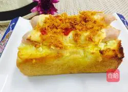 Illustration of how to make garlic cheese, ham and floss toast 1