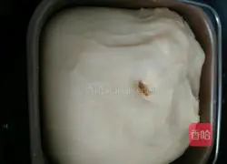 Illustration of how to make chives and meat floss bread rolls 2