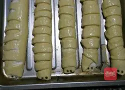 How to make caterpillar bread Illustration 10