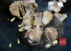 Illustration of how to make sweet and sour pork ribs with tiger preserved eggs 11