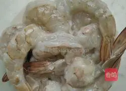 Illustration of how to make golden salad anchovy shrimp 2