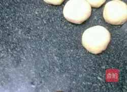 Illustration of making bean paste roll bread 3