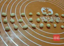 Illustration of how to make a bear squeeze bread 5